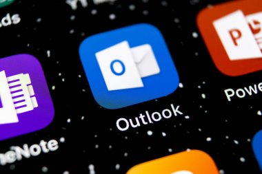 Sankt-Petersburg, Rusya, 3 Şubat 2019: Microsoft Outlook office uygulama simgesini Apple iphone X ekran yakın çekim. Microsoft outlook app simgesi. Microsoft Outlook uygulama. Sosyal medya ağı