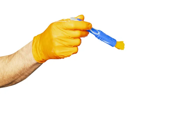 清洗的概念 男性手与刷子查出在白色背景 工人的清洁 泡沫和刷子清洗 清洁理念 手在橙色保护橡胶手套 — 图库照片
