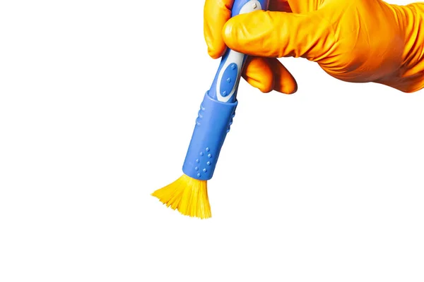 清洗的概念 男性手与刷子查出在白色背景 工人的清洁 泡沫和刷子清洗 清洁理念 手在橙色保护橡胶手套 — 图库照片