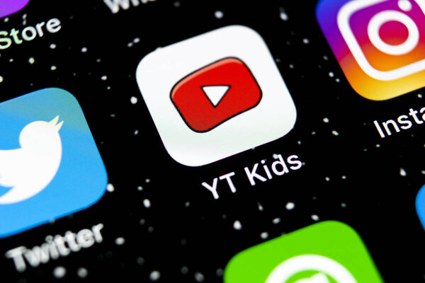 Санкт-Петербург, Россия, 3 февраля 2019 года: значок детского приложения YouTube на экране смартфона Apple iPhone X крупным планом. Youtube дети иконка приложения. Икона социальных сетей. Социальная сеть
