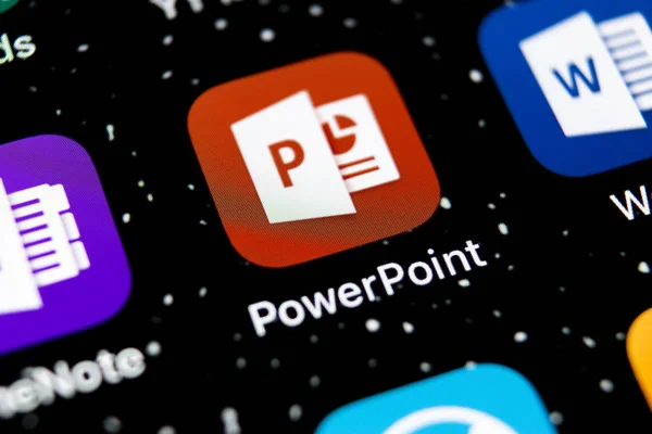 俄罗斯圣彼得堡 2019年2月3日 微软办公室 Powerpoint 应用程序图标上的苹果 Iphone 屏幕特写 Powerpoint 应用程序 微软电源点应用程序 — 图库照片