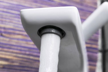 Su akışı ve damla ile musluk suyu. Banyo ve Mutfak mikser musluk. Modern musluk banyo su akışı ile. Mutfak musluk. Su sıçramasına