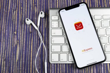 Sankt-Petersburg, Rusya, 10 Şubat 2019: Aliexpress uygulama simgesi Apple iphone X smartphone ekranda. Aliexpress app simgesi. Aliexpress.com popüler e-ticaret uygulaması var. Sosyal medya simge