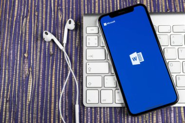Sankt-Petersburg, Rusya, 10 Şubat 2019: Microsoft Word uygulama simgesi üzerinde Apple iphone X ekran yakın çekim. Microsoft office word simgesini. Microsoft office üstünde hareket eden telefon. Sosyal medya