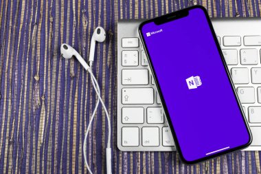 Sankt-Petersburg, 10 Şubat 2019: Microsoft Onenote office uygulama simgesini Apple iphone X ekran yakın çekim. Microsoft bir not app simgesi. Microsoft Onenote uygulama. Sosyal medya ağı