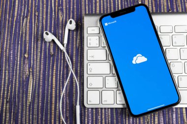 Sankt-Petersburg, Rusya, 10 Şubat 2019: Microsoft Onedrive uygulama simgesi üzerinde Apple iphone X ekran yakın çekim. Microsoft onedrive app simgesi. Microsoft office Onedrive uygulama. Sosyal medya ağı