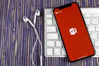 Sankt-Petersburg, Rusya, 10 Şubat 2019: Microsoft office Powerpoint uygulama simgesini Apple iphone X ekran yakın çekim. PowerPoint uygulaması simgesi. Microsoft Power Point uygulaması. Sosyal medya ağı
