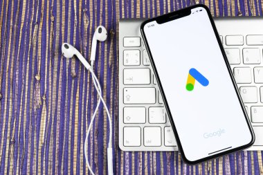 Sankt-Petersburg, Rusya, 10 Şubat 2019: Google reklamları Adwords uygulama simgesi üzerinde Apple iphone X ekran yakın çekim. Google reklam kelimeler simgesi. Google reklamları Adwords uygulama. Sosyal medya ağı
