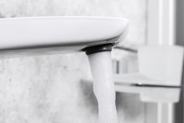 水龙头与水流和下降 浴室和厨房搅拌机的水龙头 现代化的水龙头浴室 有水流 厨房水龙头 — 图库照片