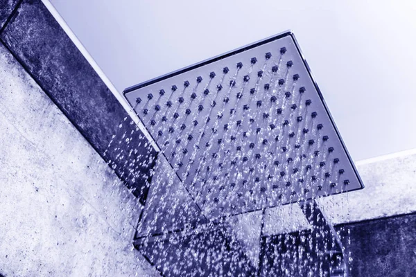 Friss Zuhany Fej Zuhanyzóval Folyóvíz Csepp Víz Zuhanyzó Csepp Vízfolyások — Stock Fotó