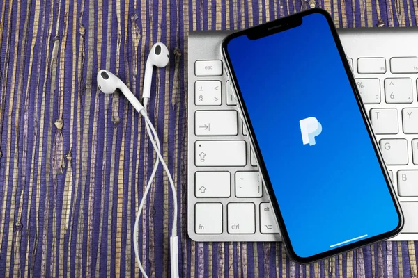 Sankt-Petersburg, Rusya, 10 Şubat 2019: Paypal uygulama simgesi üzerinde Apple iphone X smartphone ekran yakın çekim. PayPal app simgesi. PayPal bir online elektronik finans ödeme sistemidir.