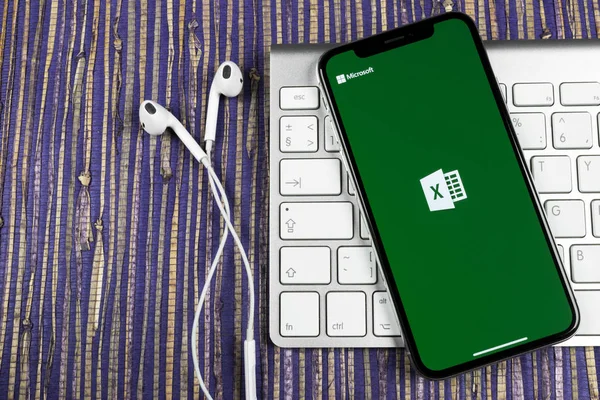 圣彼得堡 2019年2月10日 Excel 应用程序图标上的苹果 Iphone 屏幕特写 微软办公室 Excel 应用程序图标 微软办公室在手机上 — 图库照片
