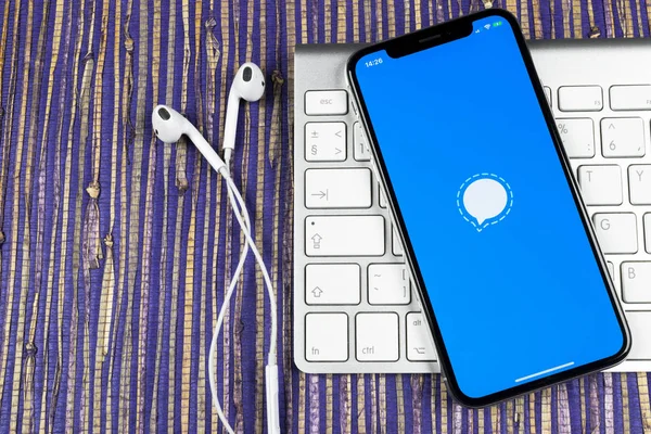 Sankt-Petersburg, Rusya, 10 Şubat 2019: Sinyal messenger uygulama simgesi Apple iphone X smartphone ekran yakın çekim. Sinyal messenger app simgesi. Sosyal medya ağı.