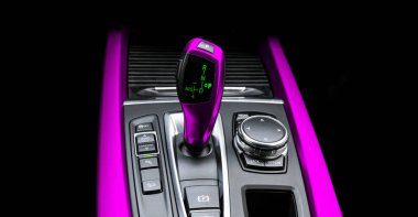 Modern bir araba pembe otomatik vites kolu. Modern araba iç ayrıntılar. Görünümü kapatın. Araba ayrıntılı. Siyah arka plan üzerine izole otomatik vites kolu üst karakter. Dikişli siyah deri iç.