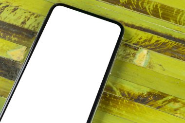 Smartphone ile boş perde kadar sahte. Smartphone izole ekran. Cep telefonu beyaz ekran ile kopya alanı ofis masasında. Metin için boş yer. İzole beyaz ekran