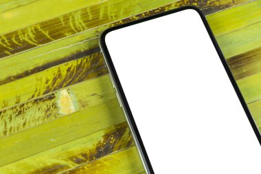 Smartphone ile boş perde kadar sahte. Smartphone izole ekran. Cep telefonu beyaz ekran ile kopya alanı ofis masasında. Metin için boş yer. İzole beyaz ekran