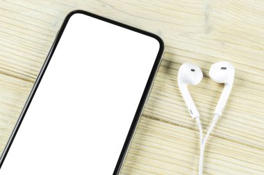 Smartphone ile boş perde kadar sahte. Smartphone izole ekran. Cep telefonu beyaz ekran ile kopya alanı ofis masasında. Metin için boş yer. İzole beyaz ekran