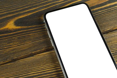 Smartphone ile boş perde kadar sahte. Smartphone izole ekran. Cep telefonu beyaz ekran ile kopya alanı ofis masasında. Metin için boş yer. İzole beyaz ekran