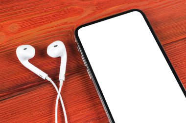 Smartphone ile boş perde kadar sahte. Smartphone izole ekran. Cep telefonu beyaz ekran ile kopya alanı ofis masasında. Metin için boş yer. İzole beyaz ekran