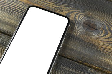 Smartphone ile boş perde kadar sahte. Smartphone izole ekran. Cep telefonu beyaz ekran ile kopya alanı ofis masasında. Metin için boş yer. İzole beyaz ekran