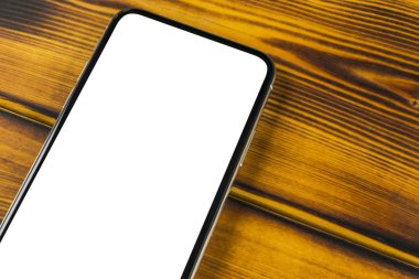 Smartphone ile boş perde kadar sahte. Smartphone izole ekran. Cep telefonu beyaz ekran ile kopya alanı ofis masasında. Metin için boş yer. İzole beyaz ekran