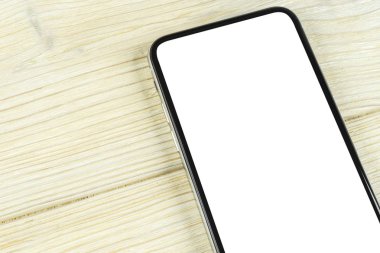 Smartphone ile boş perde kadar sahte. Smartphone izole ekran. Cep telefonu beyaz ekran ile kopya alanı ofis masasında. Metin için boş yer. İzole beyaz ekran