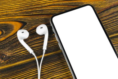 Smartphone ile boş perde kadar sahte. Smartphone izole ekran. Cep telefonu beyaz ekran ile kopya alanı ofis masasında. Metin için boş yer. İzole beyaz ekran