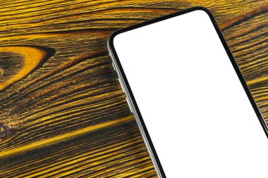 Smartphone ile boş perde kadar sahte. Smartphone izole ekran. Cep telefonu beyaz ekran ile kopya alanı ofis masasında. Metin için boş yer. İzole beyaz ekran