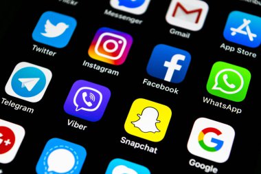 Sankt-Petersburg, Rusya, 16 Şubat 2019: Apple iphone X ile sosyal medya facebook, instagram, heyecan, snapchat uygulama ekranda simgeler. Sosyal Medya simgeler. Sosyal ağ