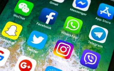 Sankt-Petersburg, Rusya, 16 Şubat 2019: Apple iphone X ile sosyal medya facebook, instagram, heyecan, snapchat uygulama ekranda simgeler. Sosyal Medya simgeler. Sosyal ağ