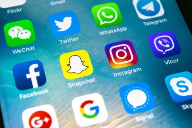 Sankt-Petersburg, Rusya, 16 Şubat 2019: Apple iphone X ile sosyal medya facebook, instagram, heyecan, snapchat uygulama ekranda simgeler. Sosyal Medya simgeler. Sosyal ağ