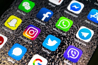 Sankt-Petersburg, Rusya, 16 Şubat 2019: Apple iphone X ile sosyal medya facebook, instagram, heyecan, snapchat uygulama ekranda simgeler. Sosyal Medya simgeler. Sosyal ağ