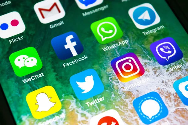 俄罗斯圣彼得堡 2019年2月16日 Iphone 与社交媒体 Facebook 的图标 Instagram 快照应用程序在屏幕上 社交媒体图标 社交网络 — 图库照片