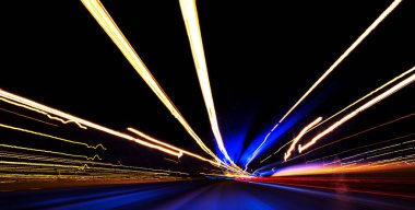 Otomobil hafif kavisli karayolu üzerinde geceleri yenik durumda. Gece trafik yollar. Hareket Bulanıklığı. Gece şehir yol trafik Far hareket ile. Cityscape. Yola kadar araç hareket bulanıklığı tarafından ışık. Özet görünümü arabalar uzun pozlama ile hareket