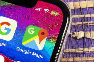 Sankt-Petersburg, Rusya, 17 Şubat 2019: Google Maps uygulaması simgesi Apple iphone X ekran yakın çekim. Google Haritalar simgesini. Google uygulama eşleştirir. Sosyal medya ağı