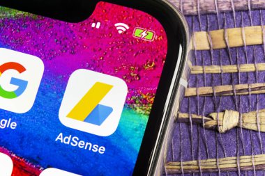 Sankt-Petersburg, Rusya, 17 Şubat 2019: Google Adsense uygulama simgesi üzerinde Apple iphone X ekran yakın çekim. Google Adsense app simgesi. Google Adsense uygulaması. Sosyal medya ağı