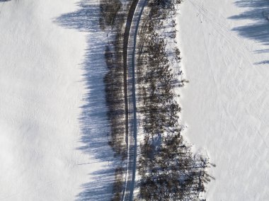 Havadan görünümü bir kış yolun iki donmuş gölün arasında. Kış lan