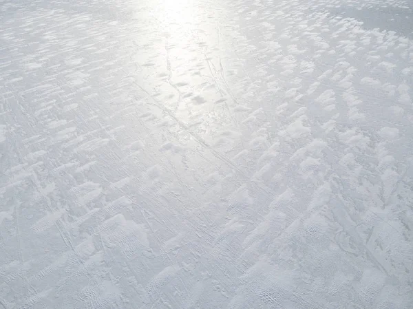 Vista aérea de uma superfície congelada do lago. Padrão de neve aérea no th — Fotografia de Stock