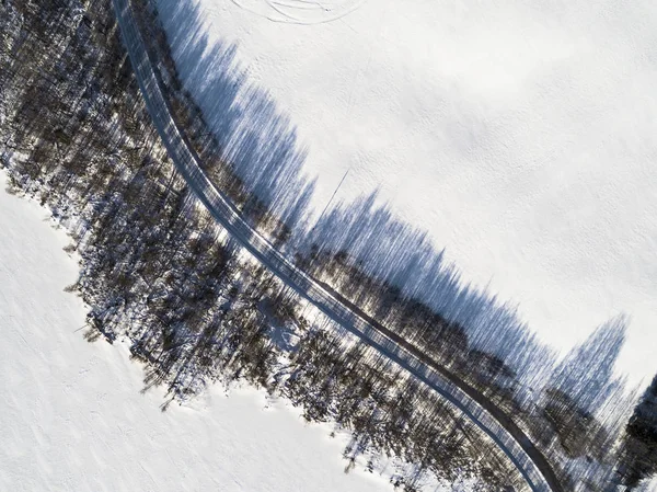 Vista aérea de uma estrada de inverno entre dois lago congelado. Inverno lan — Fotografia de Stock