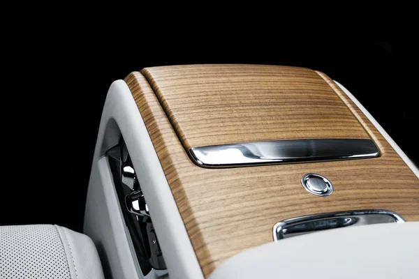 Intérieur moderne en cuir blanc de voiture de luxe avec panneau en bois naturel — Photo