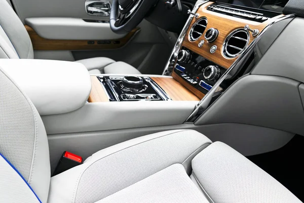 Moderno coche de lujo interior de cuero blanco con panel de madera natural — Foto de Stock