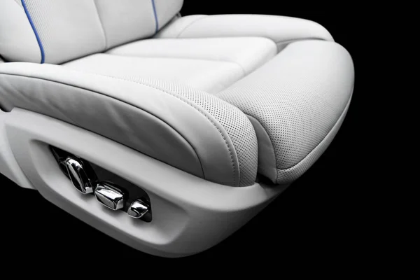 Intérieur en cuir blanc de la voiture moderne de luxe. Sifflet perforé — Photo