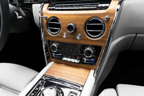 Interior de couro branco de carro de luxo moderno com painel de madeira natural — Fotografia de Stock