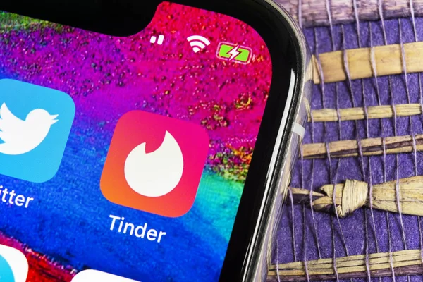 Helsinki, Finland, February 17, 2019: Tinder application icon on — Stock Photo, Image