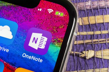 Microsoft Onenote office uygulama simgesini Apple iphone X ekran yakın çekim. Microsoft bir not app simgesi. Microsoft Onenote uygulama. Sosyal medya ağı