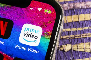 Amazon Prime Video uygulama simgesi üzerinde Apple iphone X ekran yakın çekim. Amazon Primevideo app simgesi. Amazon Prime uygulama. Sosyal medya ağı