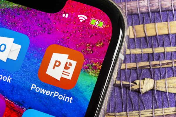 Ikon aplikasi Powerpoint kantor Microsoft pada layar Apple iPhone X close-up. Ikon aplikasi PowerPoint. Aplikasi Microsoft Power Point. Jejaring media sosial — Stok Foto