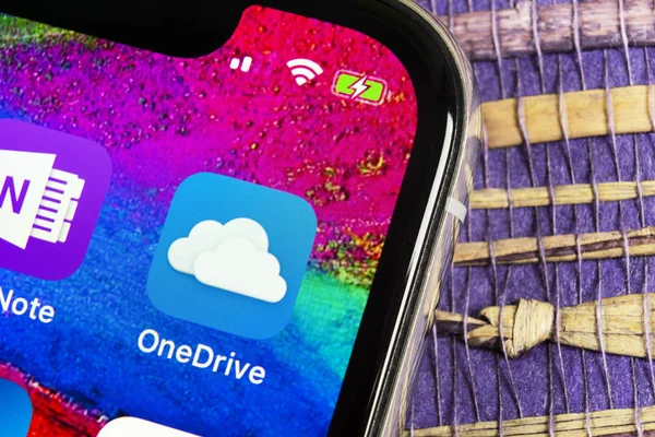 Microsoft OneDrive application icon on Apple iPhone X screen close-up. Microsoft onedrive app icon. Microsoft office OneDrive application. Social media network — Stock Photo, Image