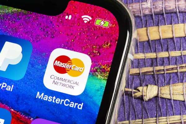 Ícone do aplicativo MasterCard no Apple iPhone X tela close-up. Ícone Master Card. MasterCard aplicação online. Aplicativo de mídia social — Fotografia de Stock