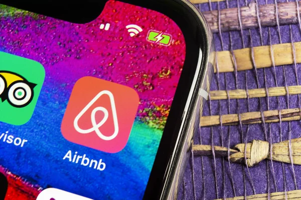 Ícone do aplicativo Airbnb no Apple iPhone X tela close-up. Ícone do aplicativo Airbnb. Airbnb.com é um site online para reservas de quartos. rede de redes sociais . — Fotografia de Stock